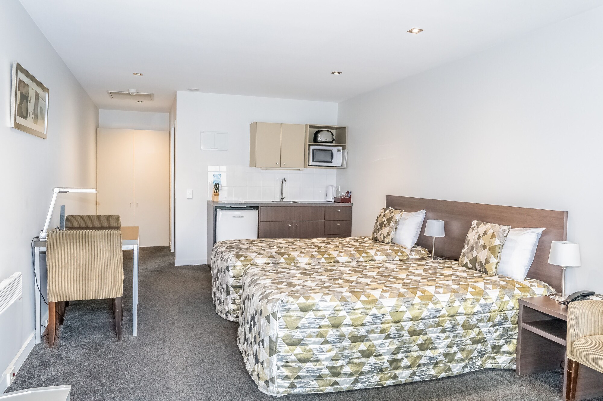 EXECUTIVE, TWIN BEDS
