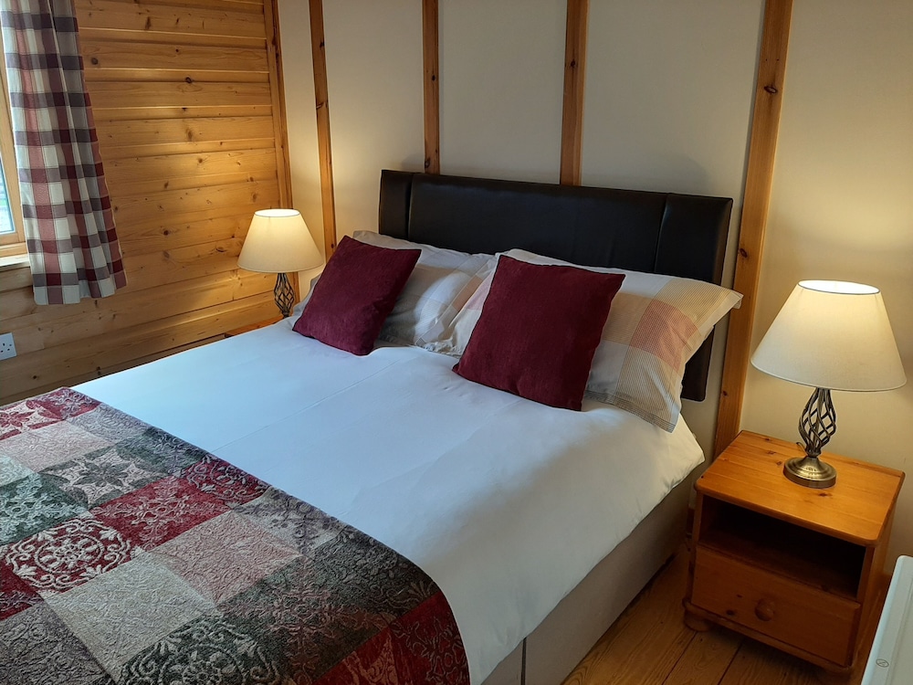 4 Bedrooms, Chalet, 1 Double and 4 Single Beds, Pet Friendly