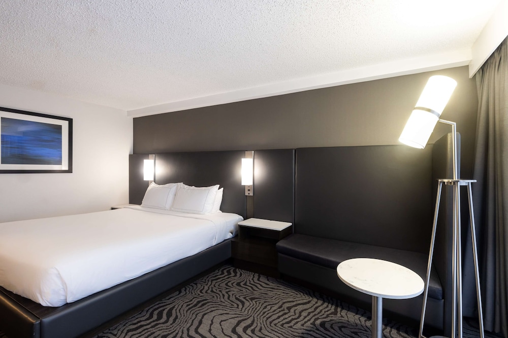 ROOM, KING BED