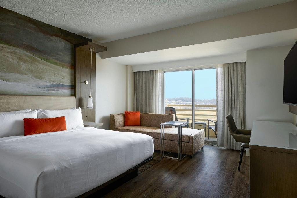 1 Bedroom, Suite, King Bed, Golf Course View, Sofa