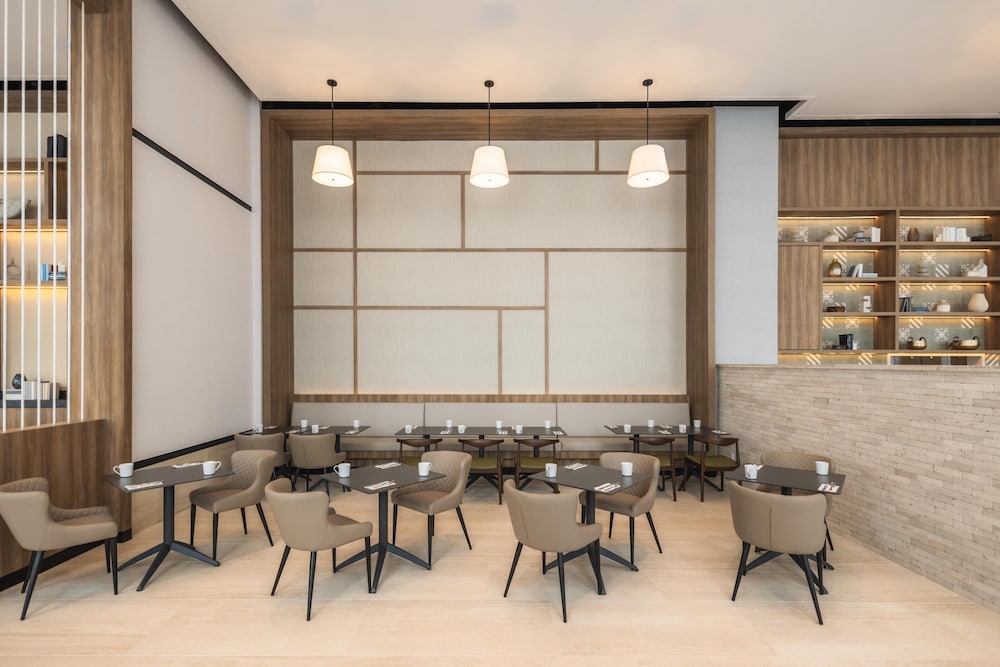 Hyatt Place Cancun Airport 64/74