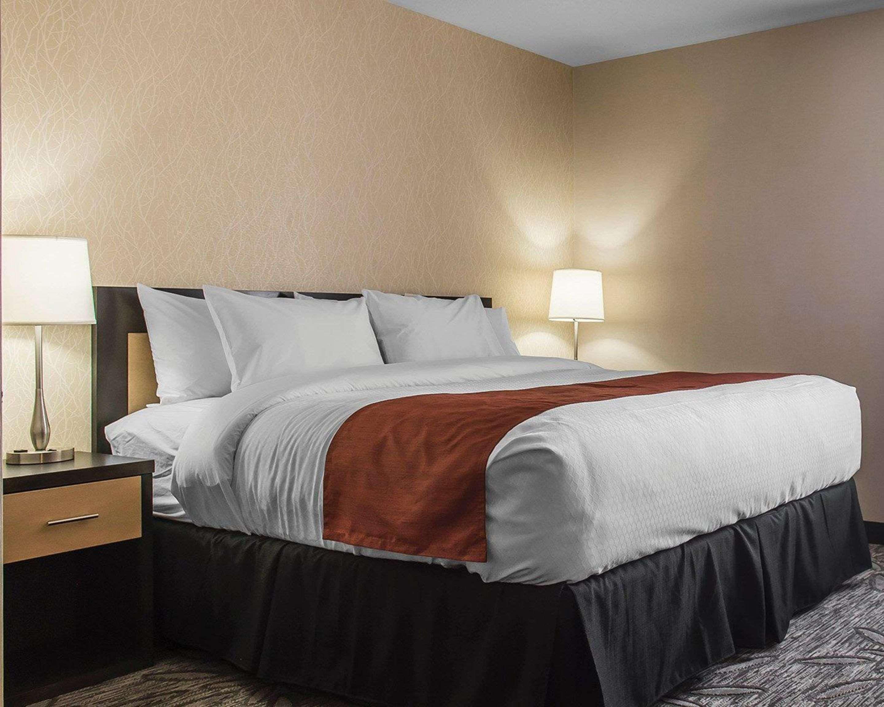 SUITE, KING BED, ACCESSIBLE