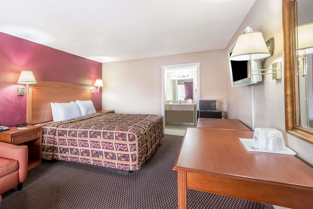 Days Inn by Wyndham San Antonio Splashtown/ATT Center 11/22