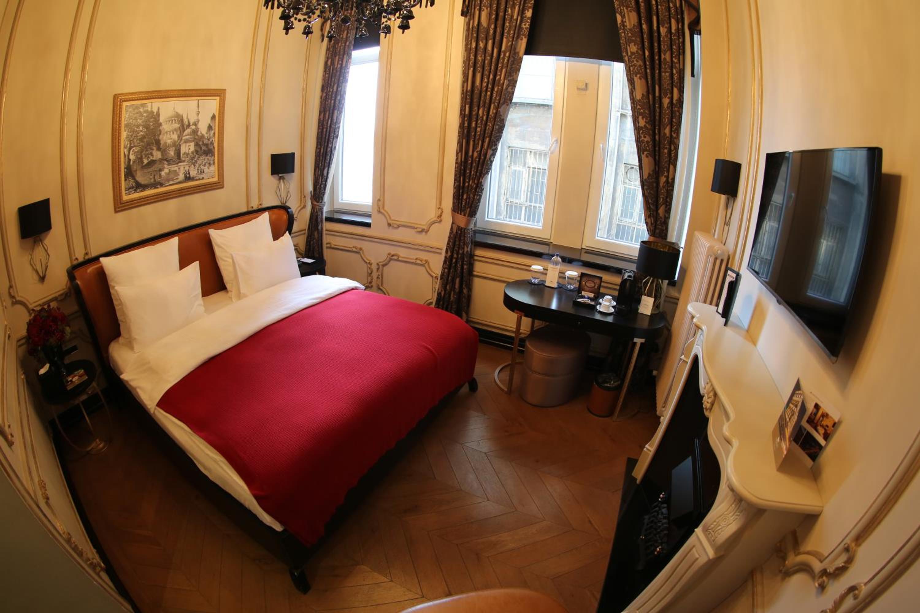 COMFORT, DOUBLE BED, PARTIAL SEA VIEW