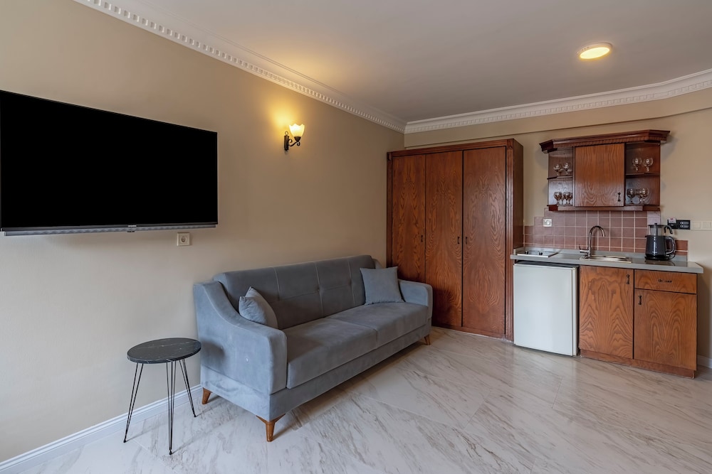 Rosy Suites Hotel 12/50