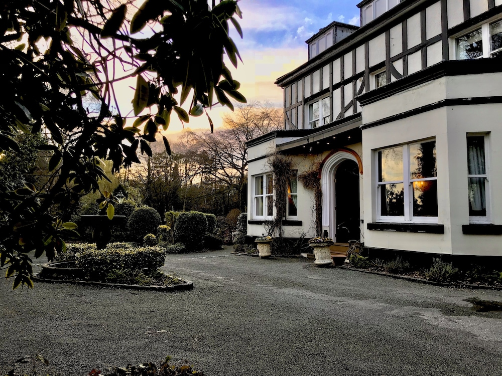 Brook Hall Hotel 61/66