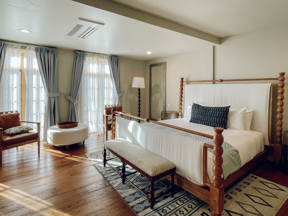 Deluxe, King and Queen Bed