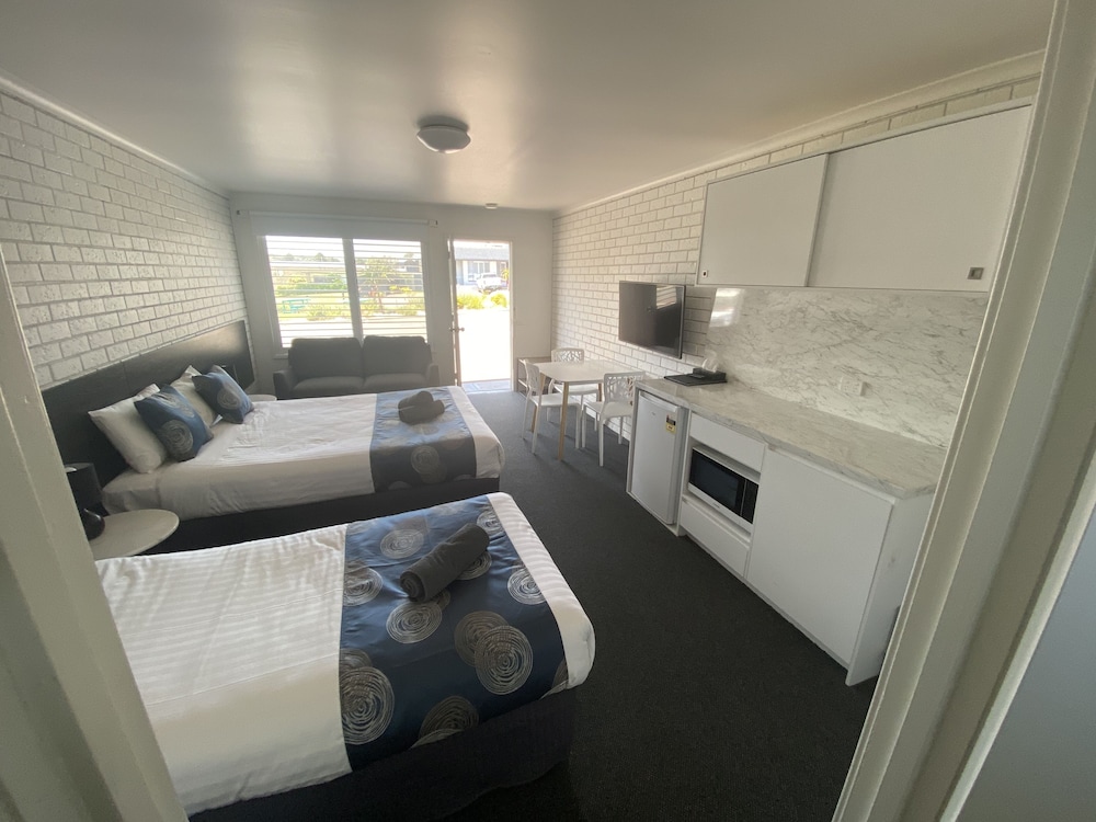 SOUTHERN OCEAN MOTOR INN 25/67