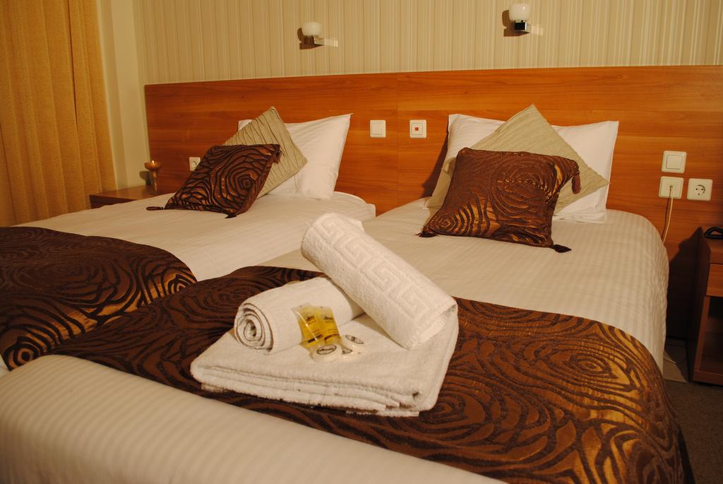 Ideal Hotel 11/23