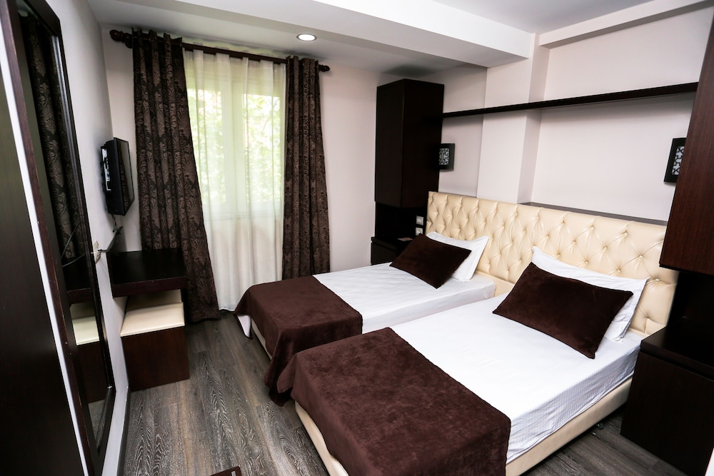 ROOM, TWIN BEDS