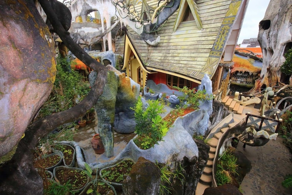 Crazy House 3/66
