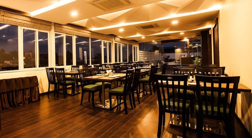 J HOTEL 26/40