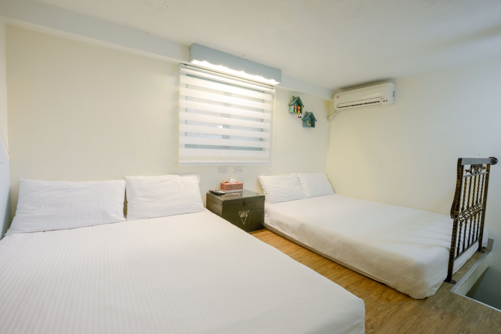 ROOM, QUADRUPLE