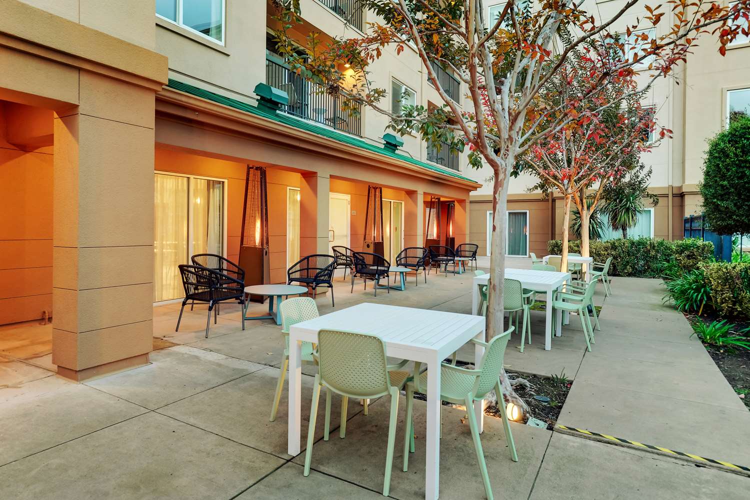 Sonesta Select San Francisco Airport Oyster Point Waterfront 49/67