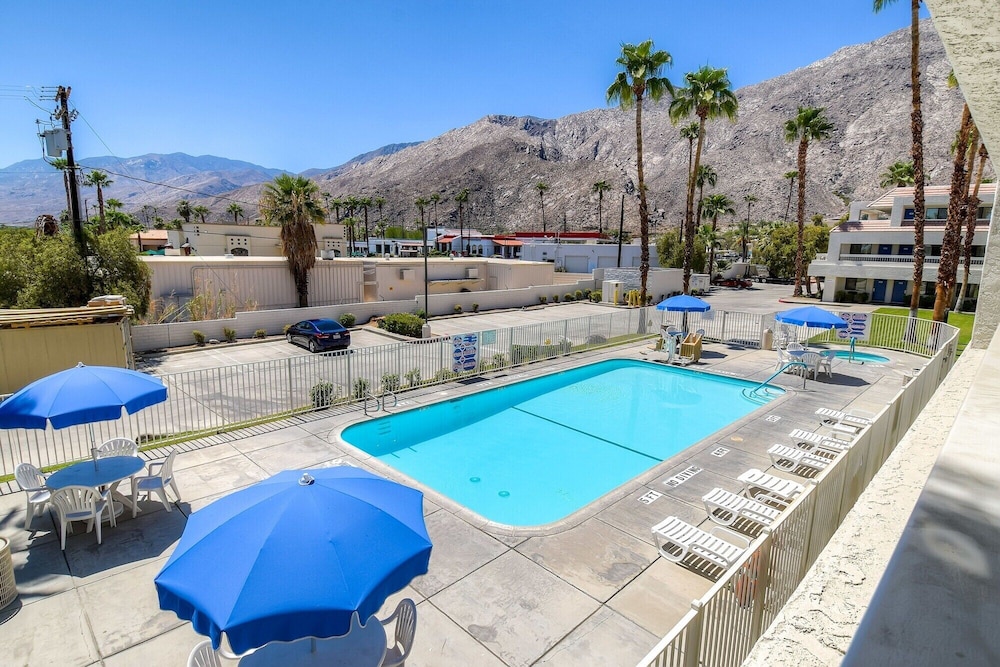 Motel6 Palm Springs, CA - Downtown 24/28