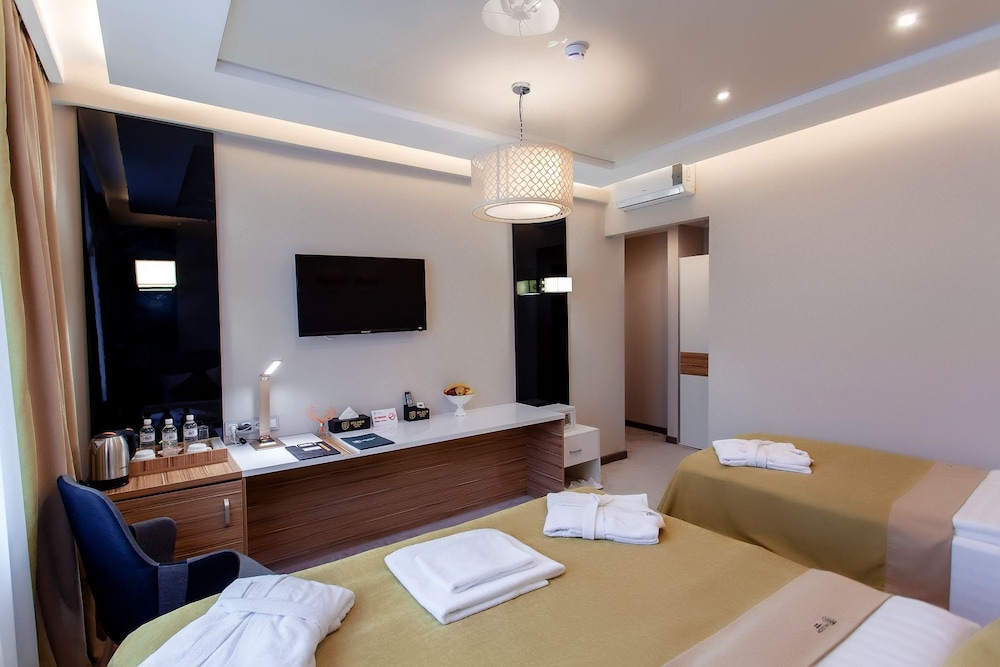 Mildom Premium Hotel 37/45