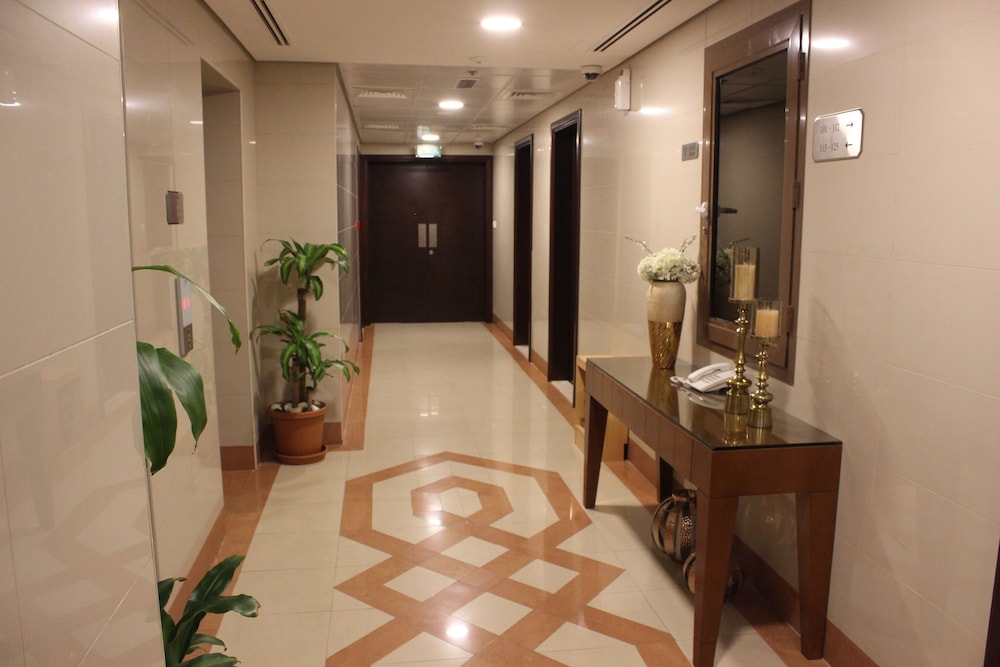MONTREAL NAIF HOTEL 6/32