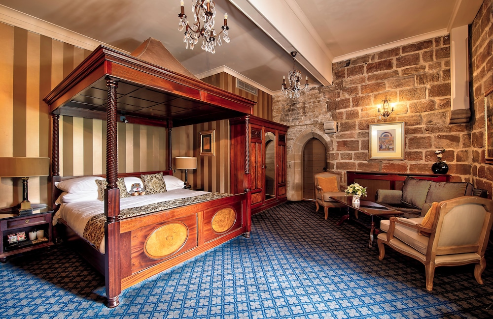 Suite, King Bed, Sofa