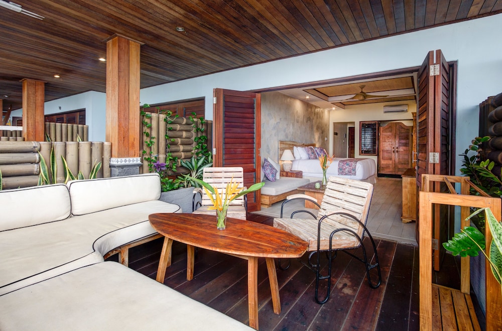 Bombora Medewi Wavelodge 57/66