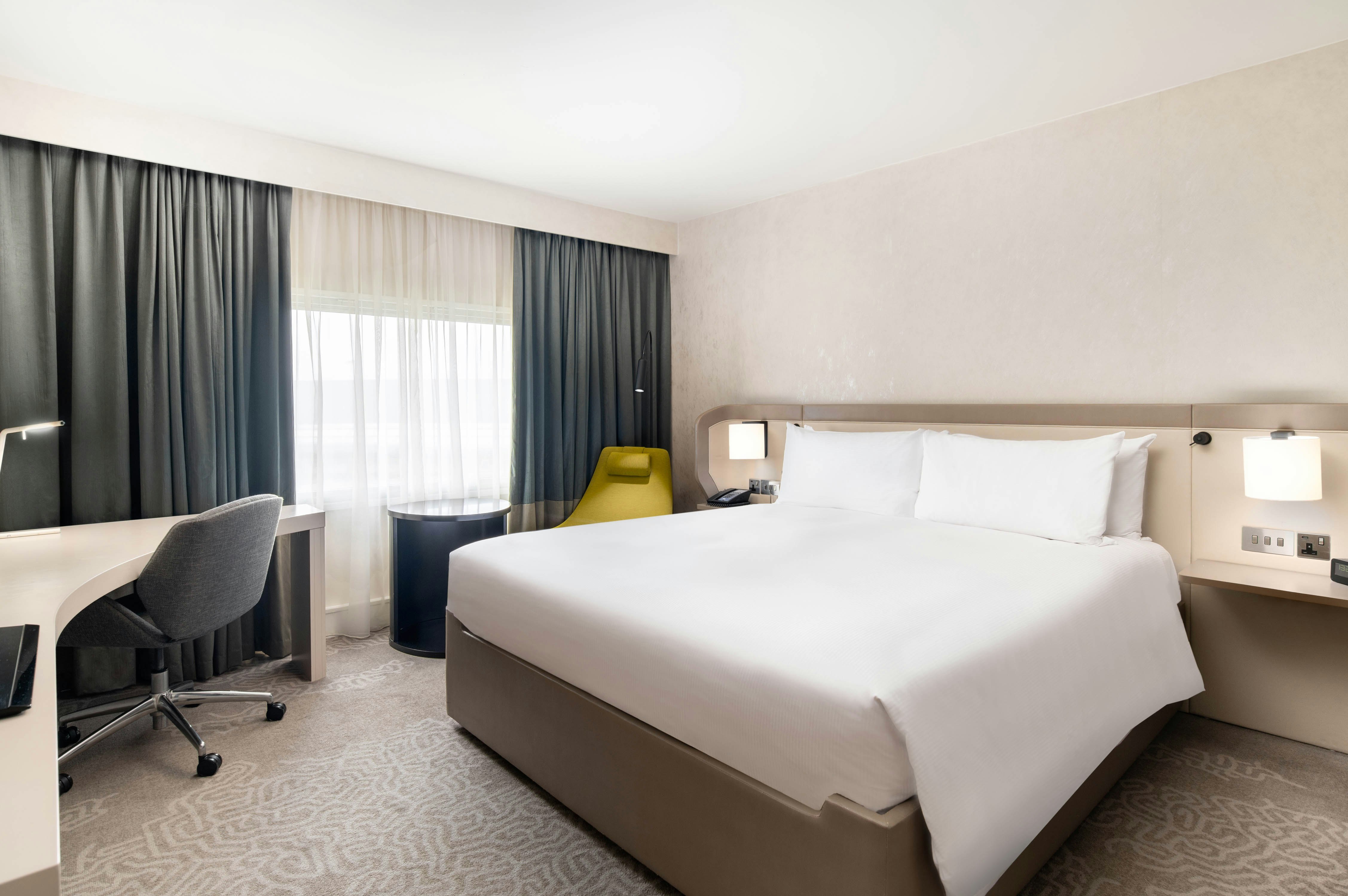 DELUXE, KING BED