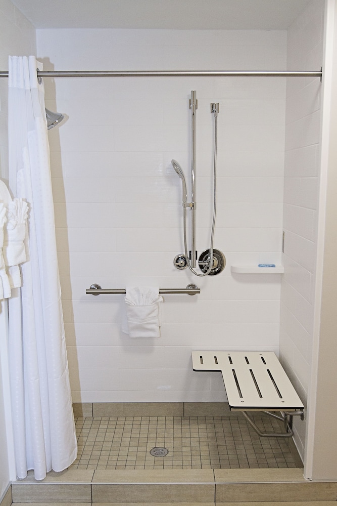 Holiday Inn Express Suites Greenwood Mall 17/67