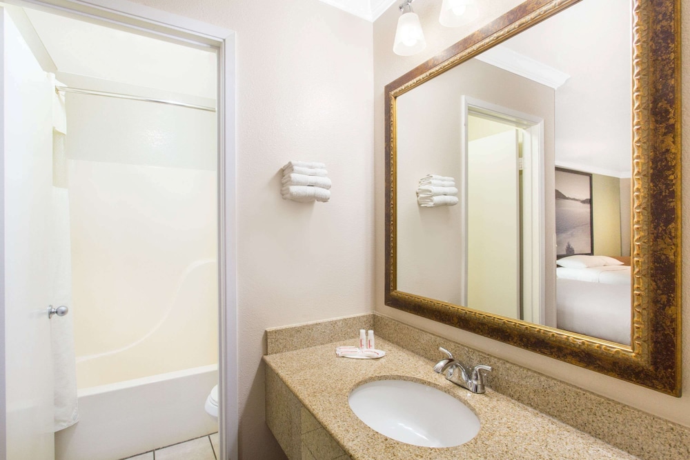 Upper Lake Inn & Suites 5/28