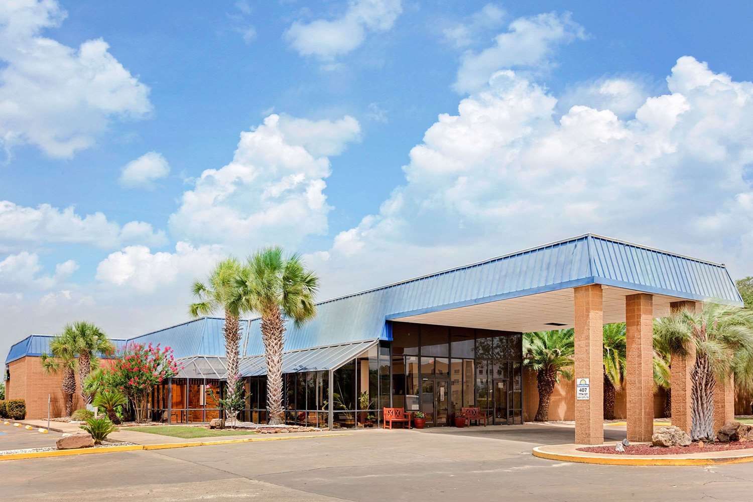 Days Inn by Wyndham Bay City 1/7