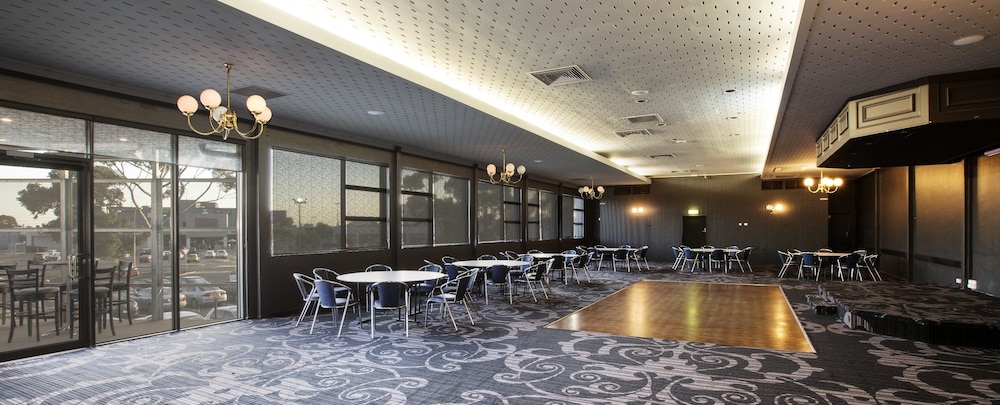 Nightcap at Skyways Hotel 14/31