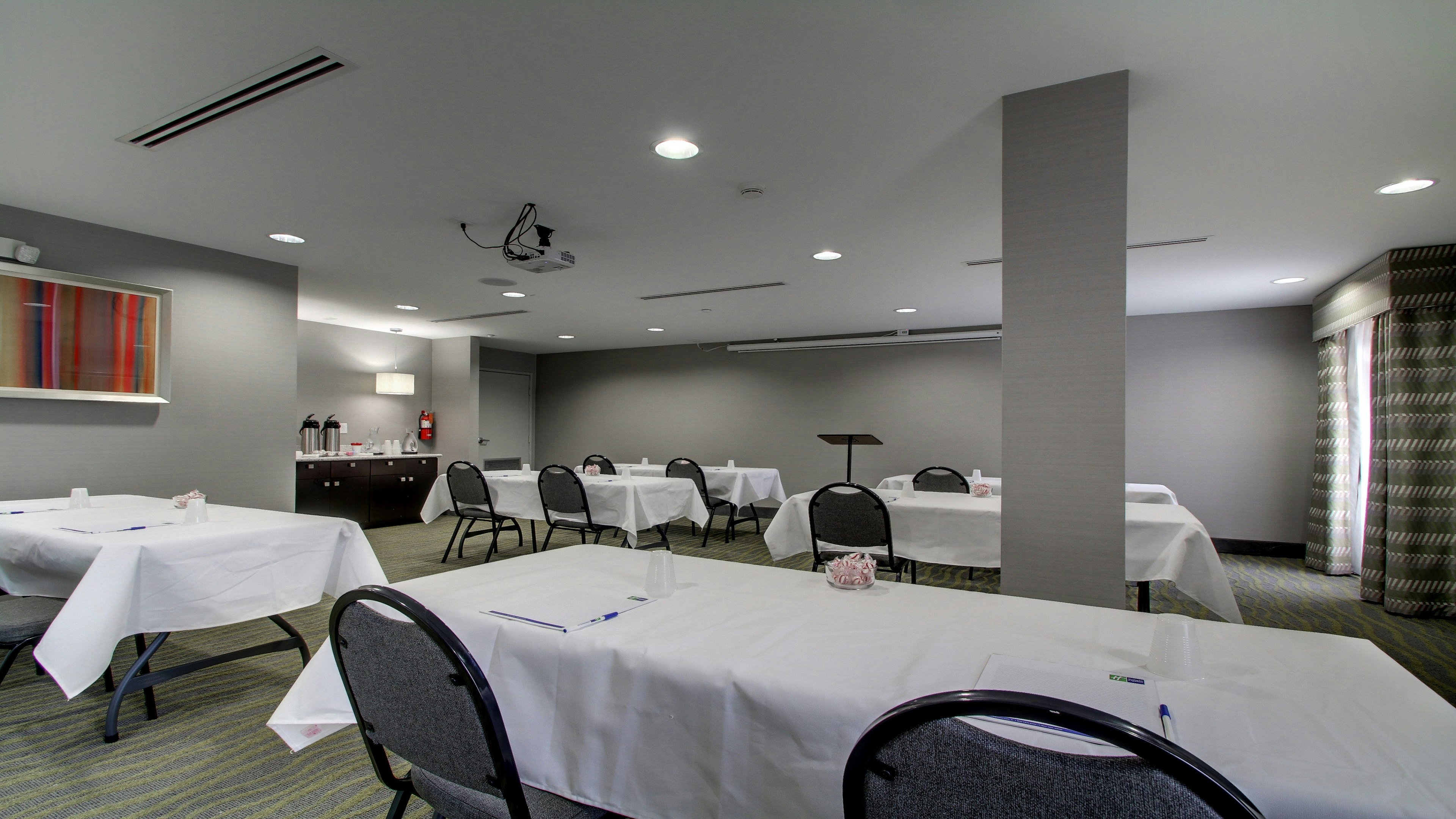 Holiday Inn Express Suites Jackson Downtown Coliseum 44/49