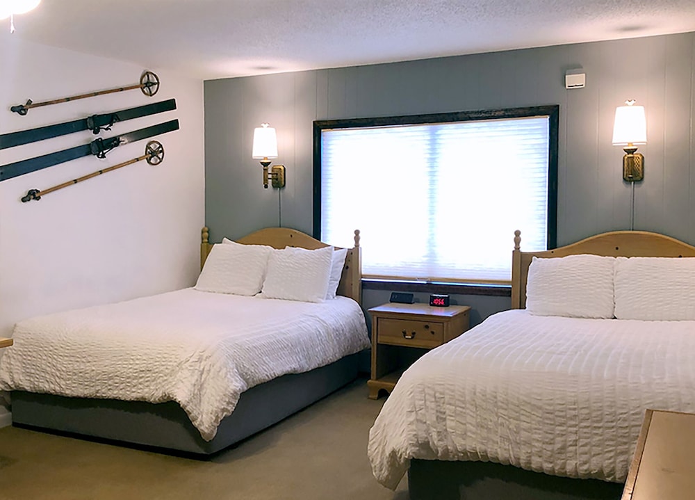 Room, 1 Single and 2 Queen Beds, Middle Floor