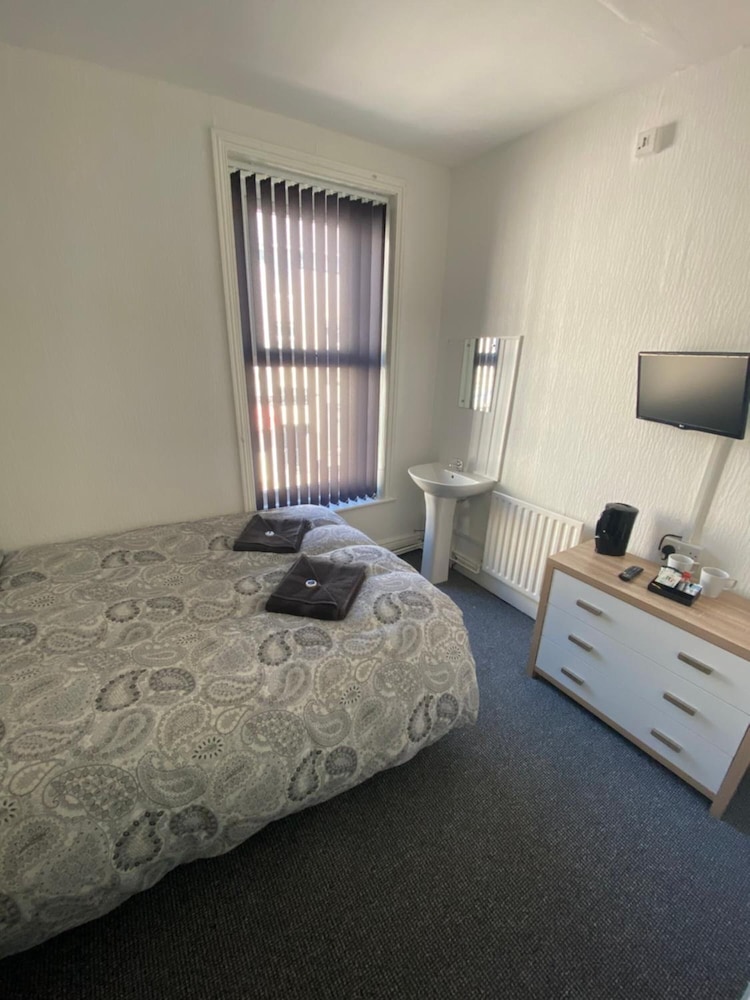 Honley Hotel 7/30