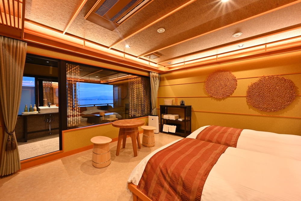 Room, Twin Beds, Outdoor Space, Bathtub