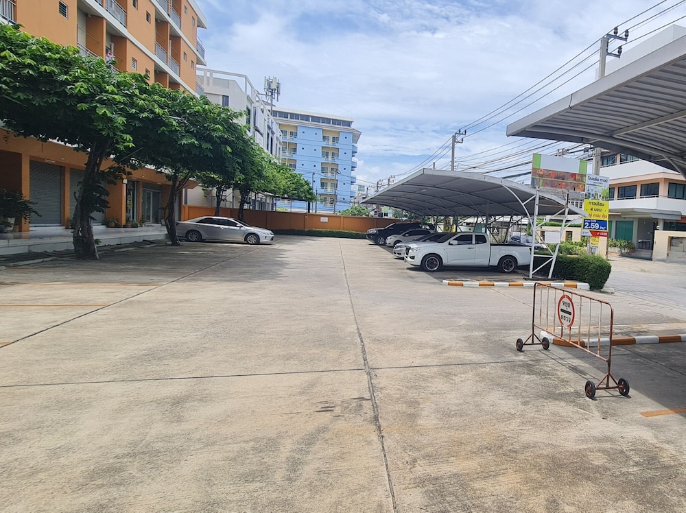 Fullroom 77 Srinakarin 62/68