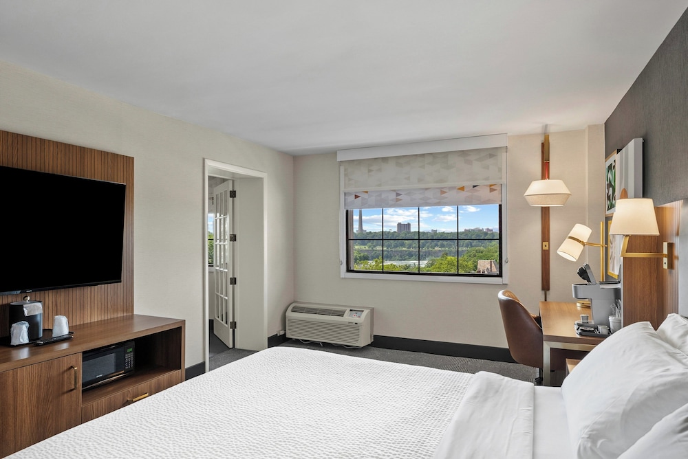 Suite, King Bed, Canadian Skyline View