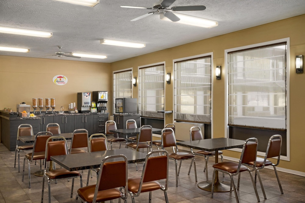 Super 8 By Wyndham Hearst On 33/48