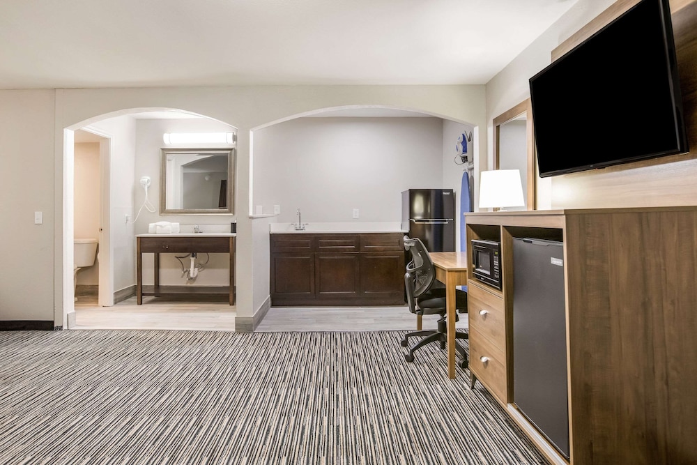 Clarion Pointe East Lansing University Area 32/33