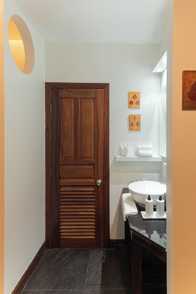 Pavillon D Orient Boutique Hotel 48/50