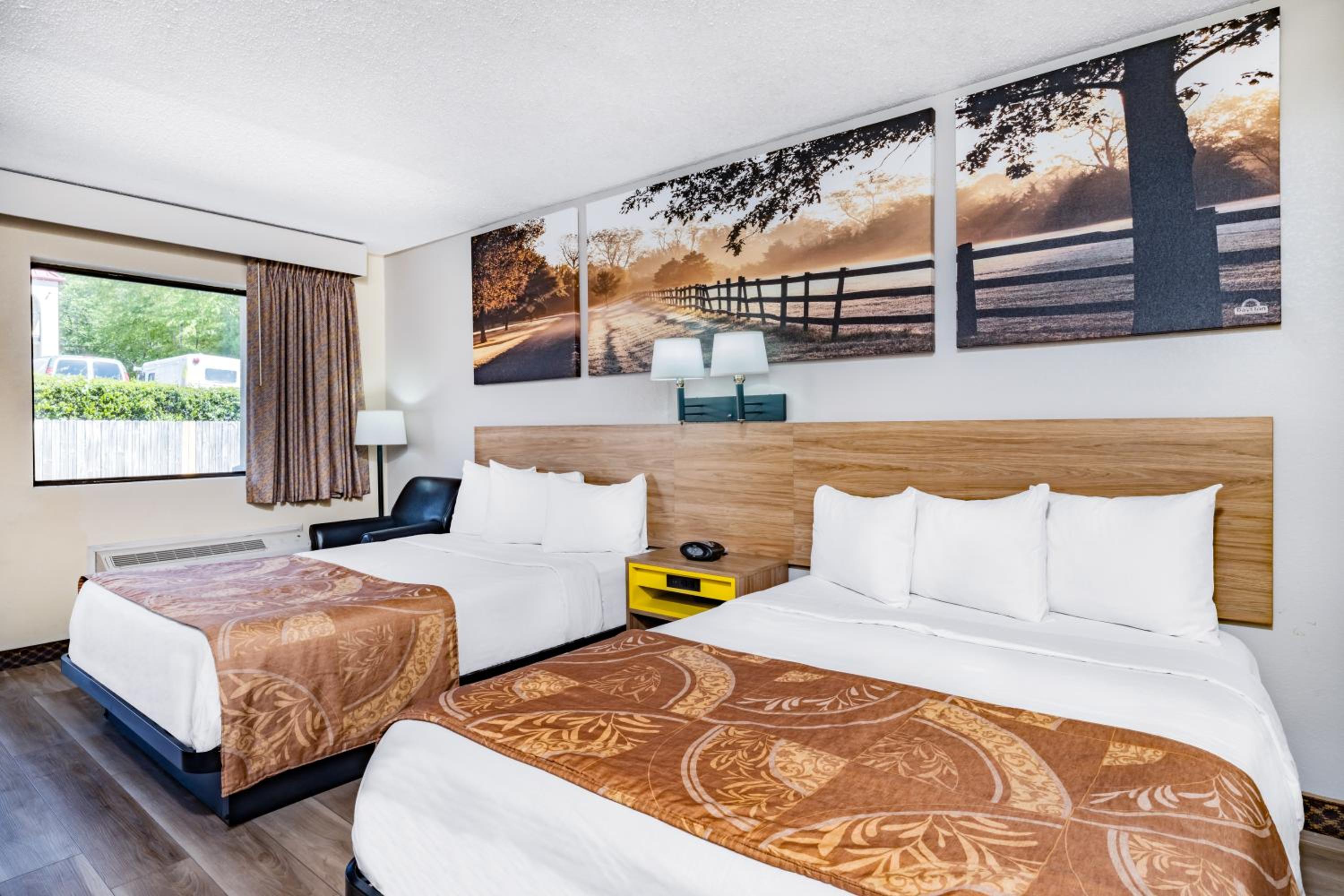 Deluxe, 2 Queen Beds, Smoking, Accessible