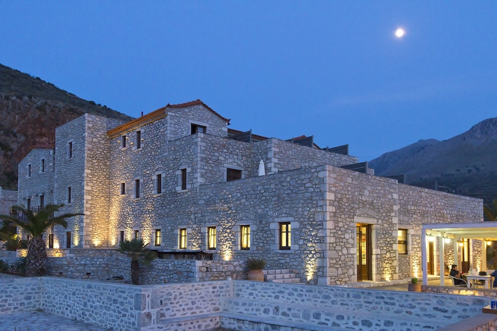 ITILO TRADITIONAL HOTEL 60/68