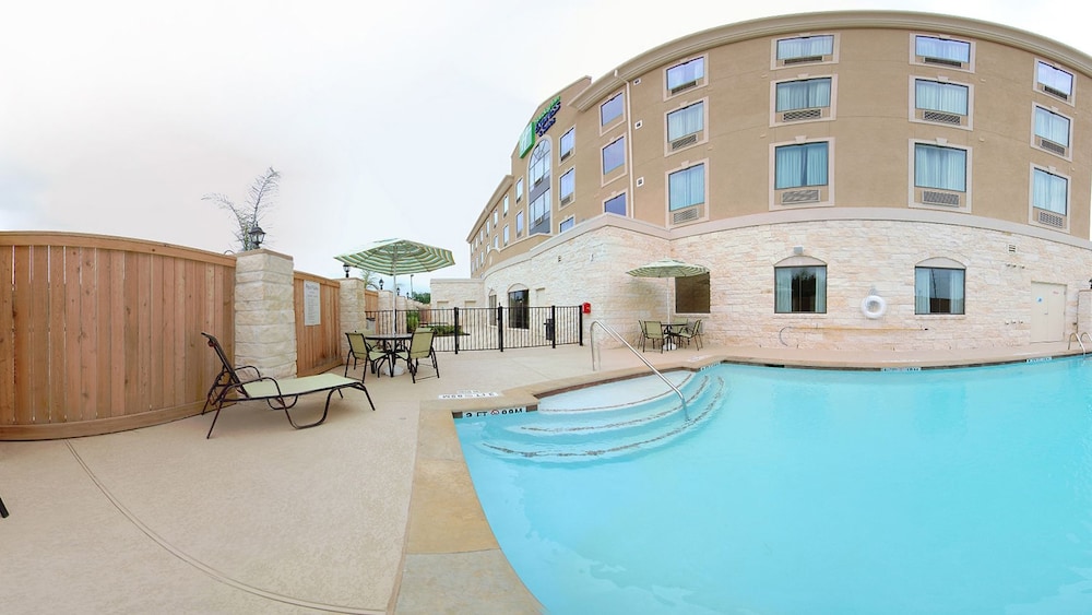 Holiday Inn Express Hotel & Suites Houston South - Pearland 3/61