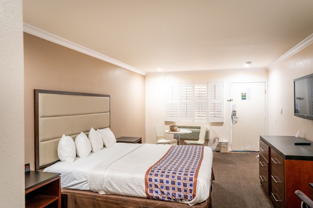 Deluxe, King Bed