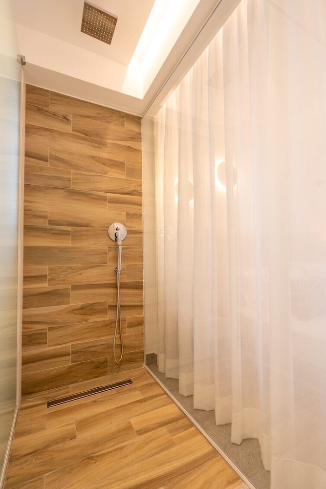 Mirablue Deluxe Residences 27/50