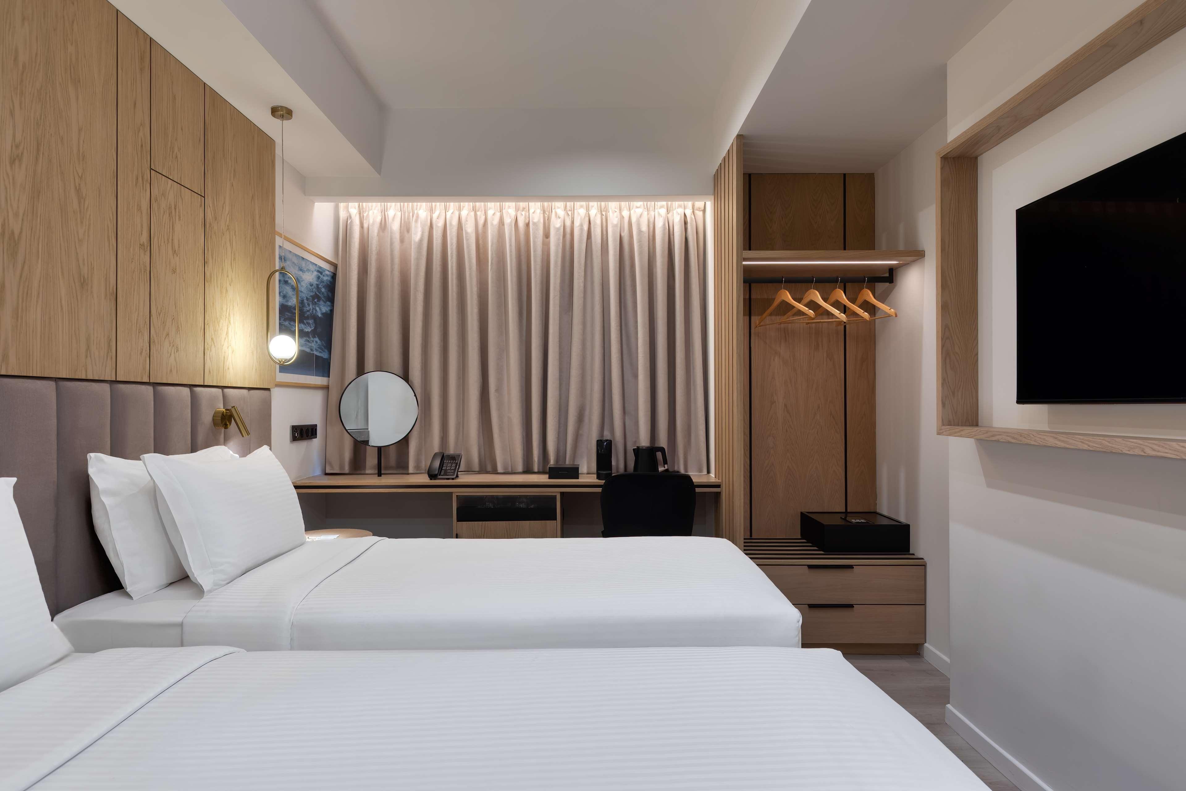ROOM, TWIN BEDS