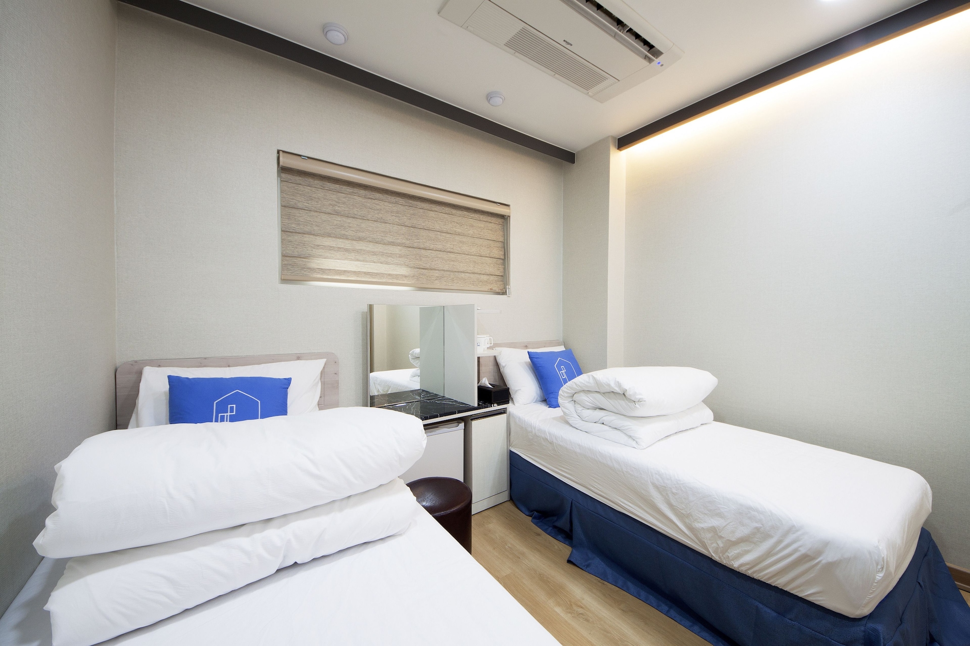 ROOM, TWIN BEDS