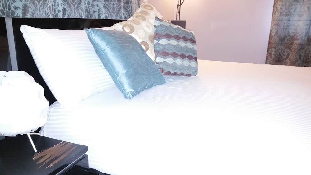 Modern London Decor Guest Apartments 9/50