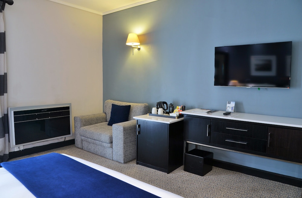 The Commodore Hotel 41/62