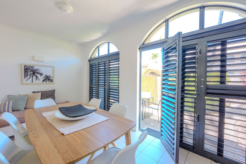 2 Bedrooms, Courtyard, King and Twin Beds
