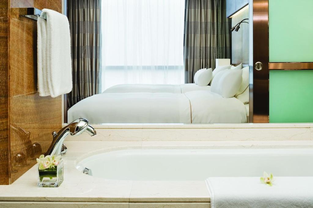 غرفة بسريرين منفصلين بإطلالة على المدينة مع دخول صالة النادي، The Westin Guangzhou 4/4