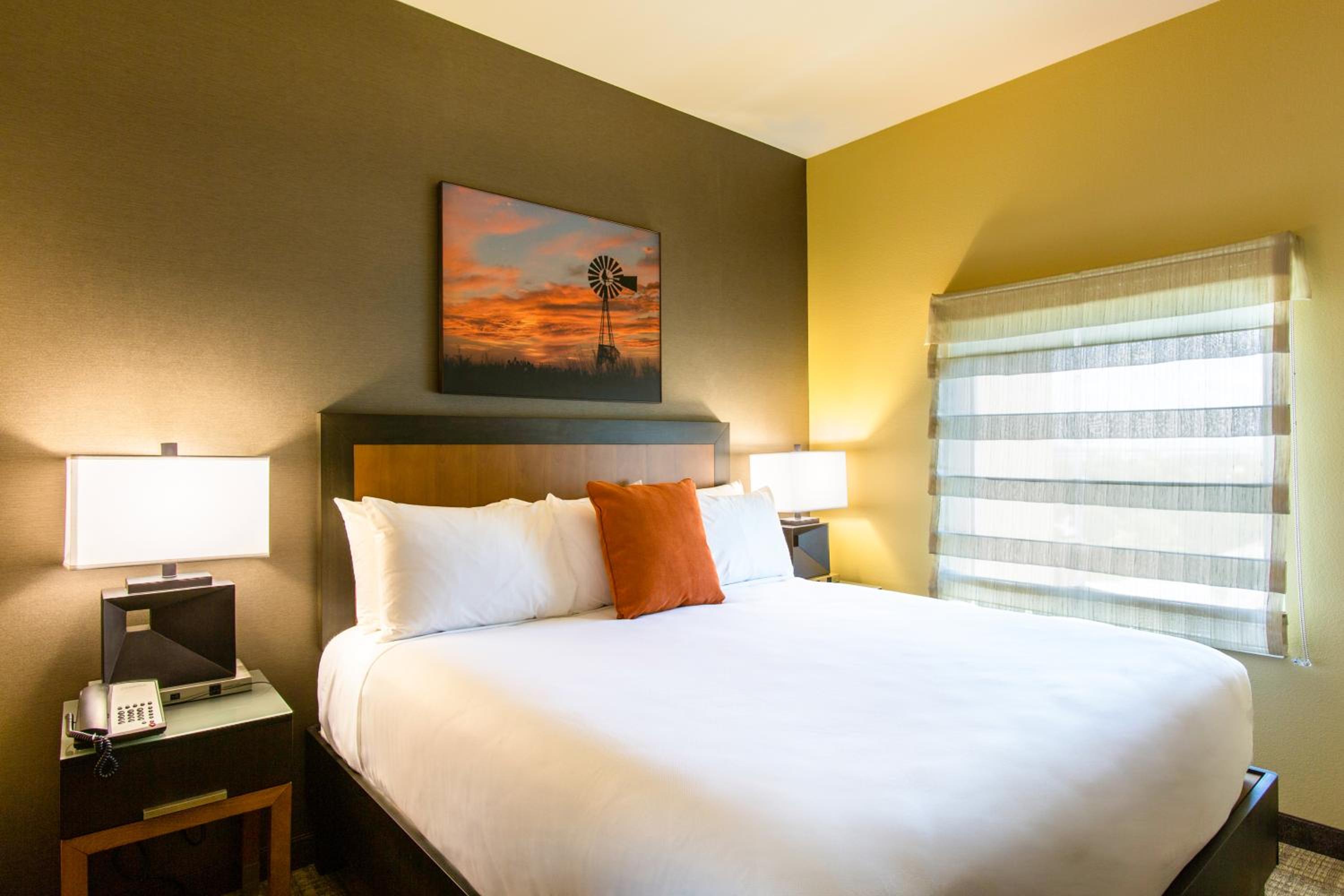 جناح بسرير كينج بحوض استحمام لذوي الإعاقة، Cambria Hotels Plano Frisco 4/10