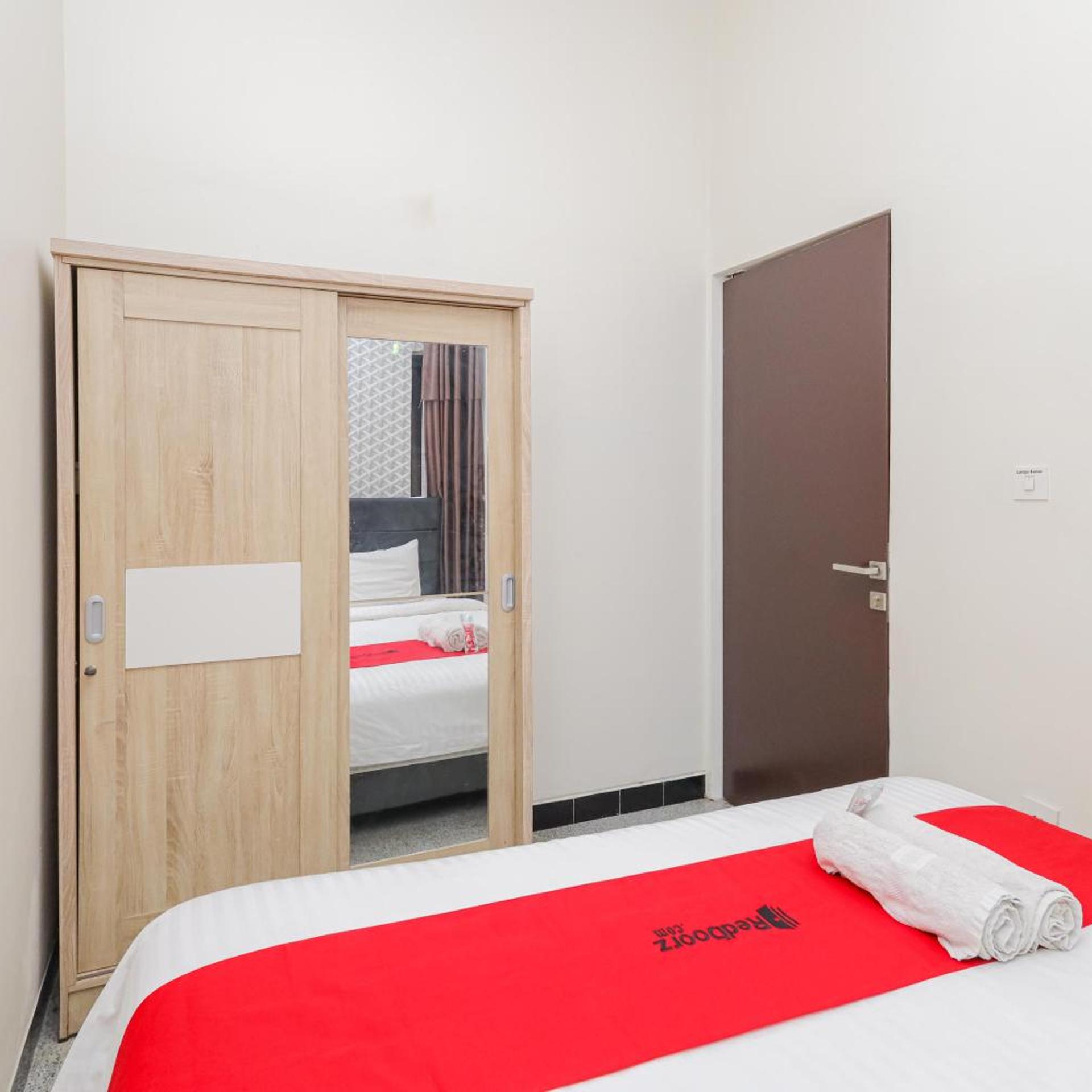 RedDoorz Syariah near Green Park Jatiwarna 15/50